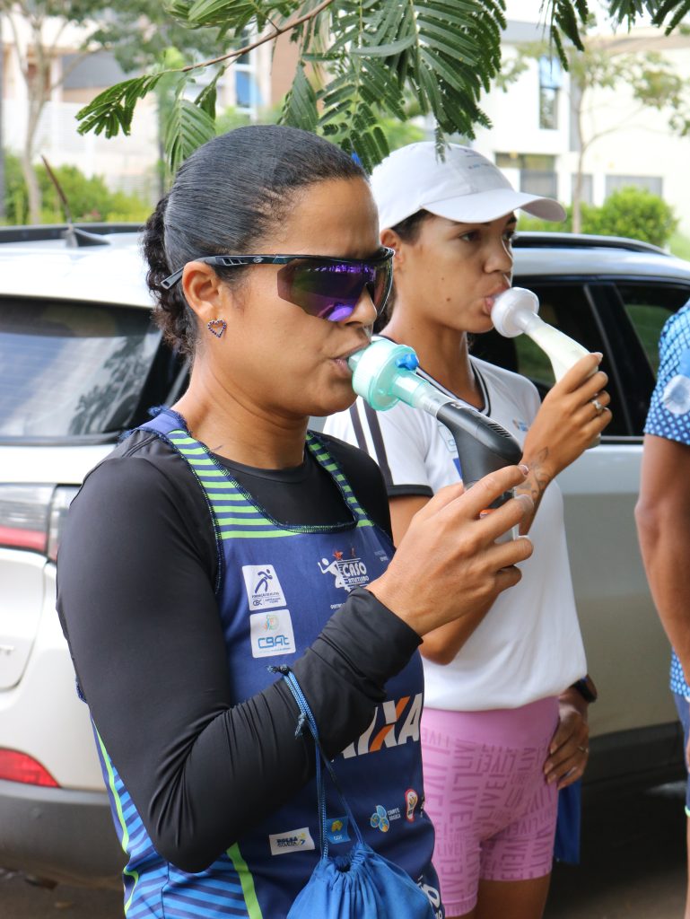 Atletas da marcha atlética em Brasília fazendo uso do Power Breathe