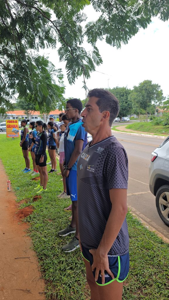 Caio Bonfim e os atletas da marcha atlética em Brasília fazendo uso do Power Breathe.
